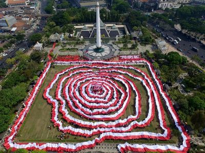 Bendera Merah Putih Hiasi Tugu Pahlawan di Surabaya