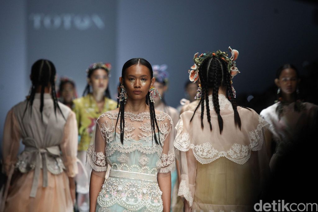 Fashion Show Toton, IKYK, Peggy Hartanto di JFW 2020 Fashion Show Toton, IKYK, Peggy Hartanto di JFW 2020
