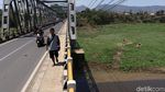 Debit Air di Bantaran Sungai Menyusut, Warga Ramai Mencari Rumput