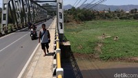 Namun, di kala kemarau, debit air di kawasan tersebut mulai menyusut sehingga nampak terlihat daratan di kawasan tersebut.