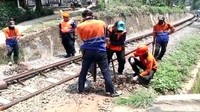 PT KAI menurunkan Tim Jalan jembatan (JJ) Rel Daop 1 Jakarta Lintas Sukabumi memasang patok di jalur Perlintasan KA yang sering dilintasi pemotor saat razia digelar.