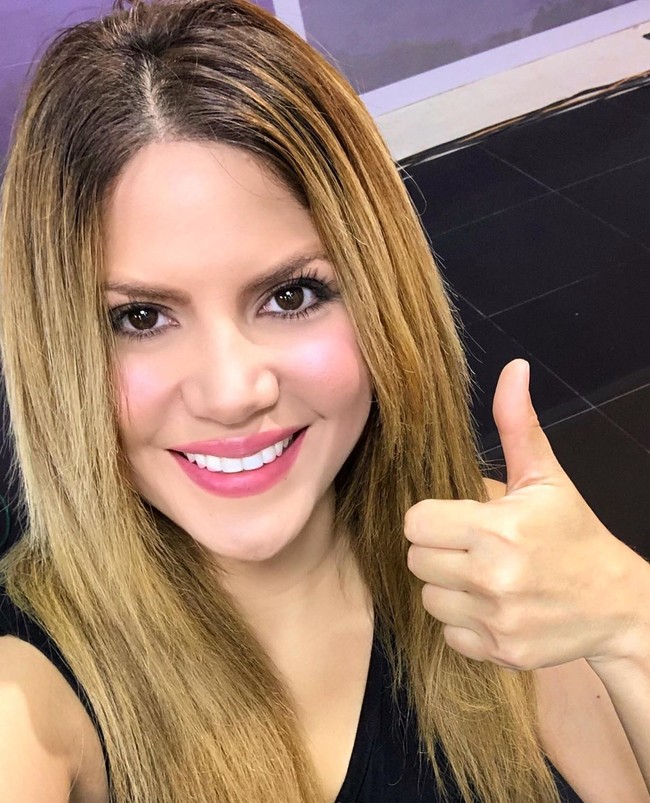 Jika melihat wajahnya, mungkin Anda akan mengingat sosok Shakira. Ya, Rebeca Maiellano, begitu namanya, memang kerap dijuluki sebagai kembaran Shakira. (Foto: Instagram/@shakibecca)