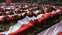 Bendera Merah Putih sepanjang 2.000 meter tersebut dibentangkan saat Upacara Sumpah Merah Putih berlangsung di Tugu Pahlawan, Surabaya.