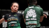 Pada ronde ketiga atau penentuan, Thatie sempat mendapat tekanan namun ia berhasil melepaskan diri dan memenangkan pertandingan.