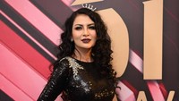 Tak lupa, Five V memoles lipstick dengan warna senada seperti busananya. Foto: Noel/detikHOT