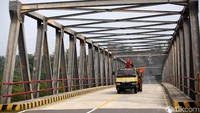 Selain jalan yang mulus, infrastruktur lain yang turut dibangun untuk memudahkan akses warga di Natuna adalah jembatan yang menghubungkan sejumlah jalan di sana.