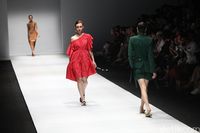 Koleksi Peggy Hartanto di JFW 2020.
