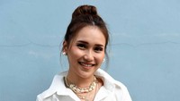 Kini, Ayu Ting Ting tengah fokus dengan perkembangan si buah hati, Bilqis, yang sedang kursus balet. Foto: Noel/detikHOT