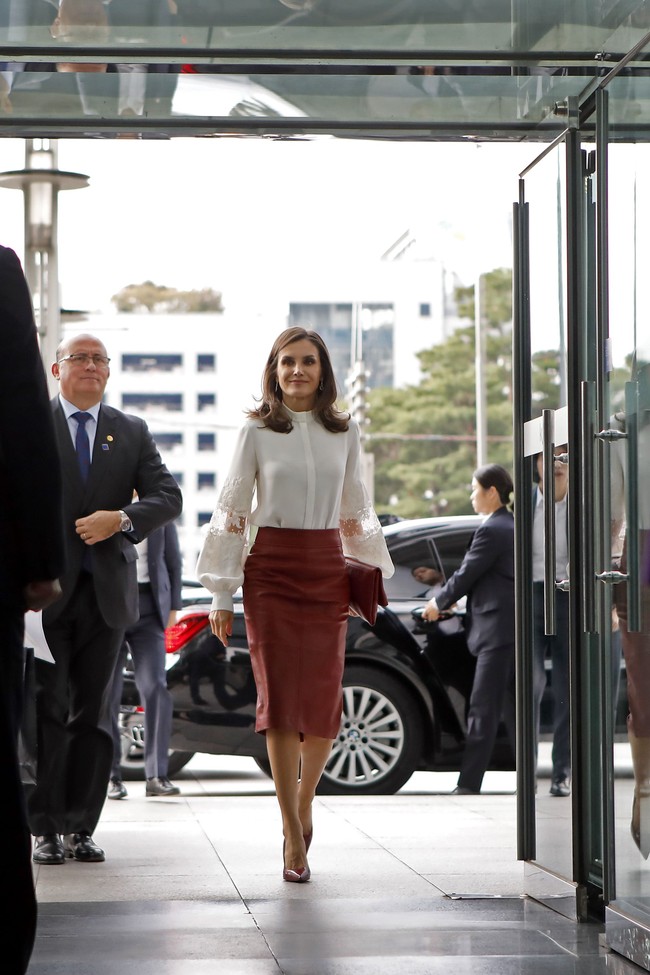 Ratu Letizia memasangkan rok tersebut dengan blus putih dengan lengan bervolume. Heels merah dan clutch senada ikut memaksimalkan gayanya.(Foto: Getty Images)