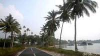 Pantai Batu Kasah dapat ditempuh dengan menggunakan jalur darat dan memakan waktu 45 menit hingga 1 jam dari pusat kota.