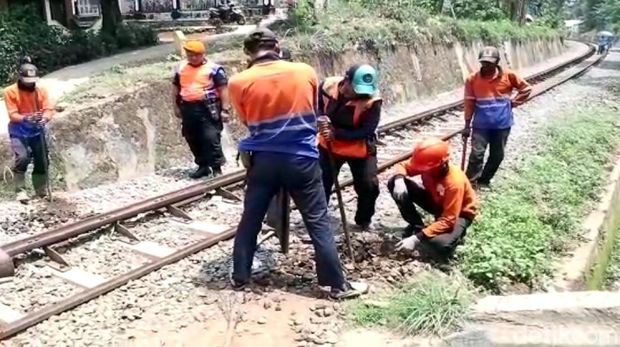 Hindari Razia, Pemotor di Sukabumi Nekat Terobos Rel Kereta