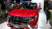 Beralih ke SUV, Mitsubishi memamerkan Outlander PHEV. Kendaraan yang satu ini punya keistimewaan karena bisa berfungsi selayaknya power bank. Melalui teknologi yang dikembangkan Mitsubishi, mobil ini bisa digunnakan untuk memberi tenaga listrik ke rumah.