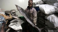 Keberadaan cold storage tersebut tentunya membantu para nelayan di wilayah Natuna untuk menyimpan hasil laut tangkapan mereka agar tetap segar sebelum dijual maupun didistribusikan ke pembeli.