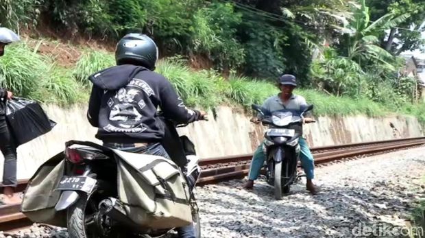 Hindari Razia, Pemotor di Sukabumi Nekat Terobos Rel Kereta