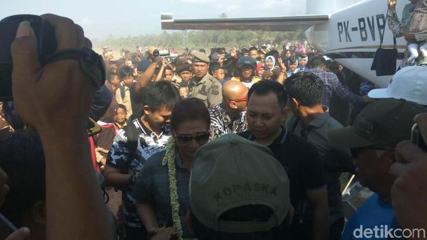 Pulang Kampung, Susi Pudjiastuti Disambut Meriah Warga Pangandaran