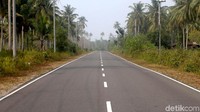 Penampakan jalan lintas antara Ranai dengan Selat Lampa di Natuna, Kepulauan Riau.