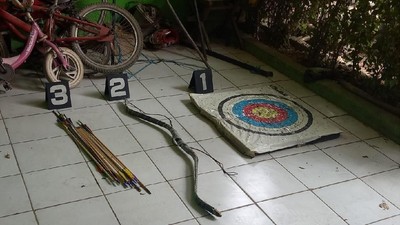 Penampakan Panah dan Papan Target di Rumah Terduga Teroris Bekasi