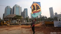 Sejumlah warga nampak bermain layang-layang di kawasan Hutan Kota yang berada di Kompleks Gelora Bung Karno, Jakarta.