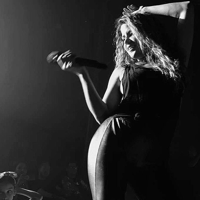 Begini aksi Rebeca Maiellano di atas panggung. (Foto: Instagram/@shakibecca)