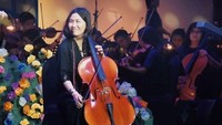 Veronica Tan bermain tunggal Cello dari atas panggung pertunjukan Aku Anak Rusun Foto: Instagram @veronicatan_official