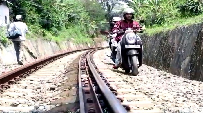 Duh Pemotor Di Sukabumi Terobos Rel Kereta Demi Hindari Razia