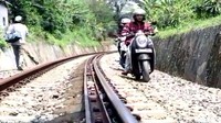 Beberapa pemotor bahkan terlihat beberapa kali terpeleset saat melintas tumpukan batu kerikil yang berfungsi meredam getaran kereta yang berada di bahu kanan dan kiri rel.