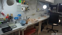Ini penampakan tempat pembuatan payudara prostetik yang dibuat di rumahan atau home industry. (Foto: Widiya Wiyanti/detikHealth)