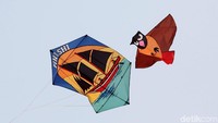 Ada pula layang-layang bergambar kapal pinishi dan juga burung.