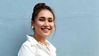 Ia melengkapi penampilannya dengan busana serba putih. Foto: Noel/detikHOT