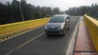Natuna merupakan salah satu pulau di Indonesia yang berbatasan dengan negara-negara tetangga. Meski berada di perbatasan, infrastruktur di pulau ini tak bisa dianggap remeh. Jalan di Pulau Natuna ini mulus lho.