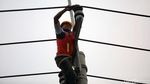 Perjuangan Petugas PLN Optimalkan Jaringan Listrik di Perbatasan RI