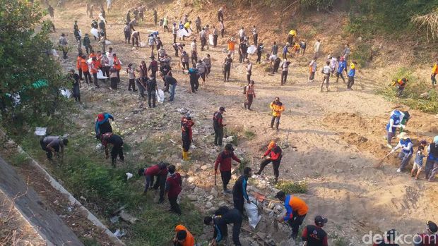 Bersih-bersih sungai/