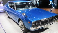 Ini adalah model Nissan Skyline GT2000, model mobil tahun 1974.