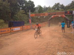 Ratusan Pebalap Pacu Sepeda di Lintasan Tanah Merah JPM Pro MTB Race 2019