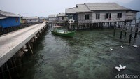 Penduduk desa ini sebagian besar berprofesi sebagai nelayan.