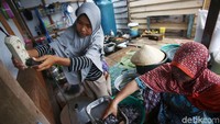 Ratnawati sedang membuat kerupuk di Desa Tanjung Kumbik Utara, Kecamatan Pulau Tiga, Natuna, Kepulauan Riau.