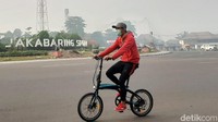 Warga terpaksa memakai masker karena kabut asap di kawasan JSC cukup pekat.