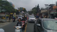 Warga sekitar menyebut kemacetan masih terjadi di Jalan Raya Puncak. (Sachril Agustin Berutu/detikcom)
