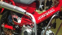 Motor bebek tampil dengan gaya klasik namun dipadukan dengan ala off-road. Hal itu terlihat dari bagian suspensi yang memiliki sokbreker dan ban semi trail juga knalpot yang terletak di atas samping bodi. Foto: Nugroho Tri Laksono 
