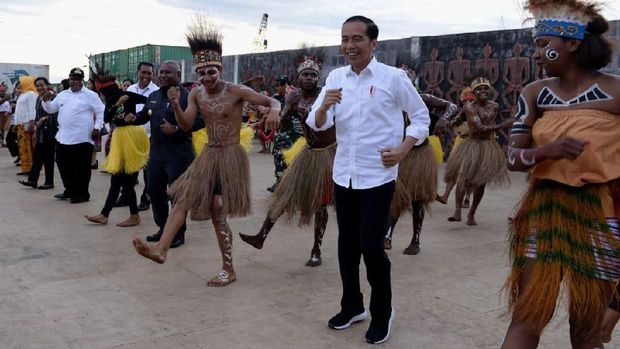 Jokowi Ajak Iriana Nikmati Senja di Kaimana Papua Barat