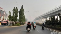 Jembatan Ampera nyaris tak terlihat karena tertutup kabut asap.