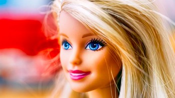 Meski Barbie bukan orang sungguhan, dia telah membentuk citra bagaimana perempuan berperilaku selama beberapa dekade. Bahkan sosok Barbie mengatur harus seperti apa penampilan dan bentuk tubuh seorang gadis. Foto: via Brainberries