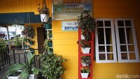 Menurut Dewi, bukan hanya warga lokal yang datang, tamu dari mancanegara pun kerap singgah di homestay ini. Terlebih beberapa waktu lalu ada perhelatan Sail Natuna sehingga banyak pemilik yahct datang.