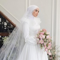 Mengenakan ballgown lengan panjang, aktris yang sering disapa Ciki tersebut mengenakan veil dan memegang bunga seperti seorang pengantin wanita. Ia pun terlihat anggun. Foto: Instagram