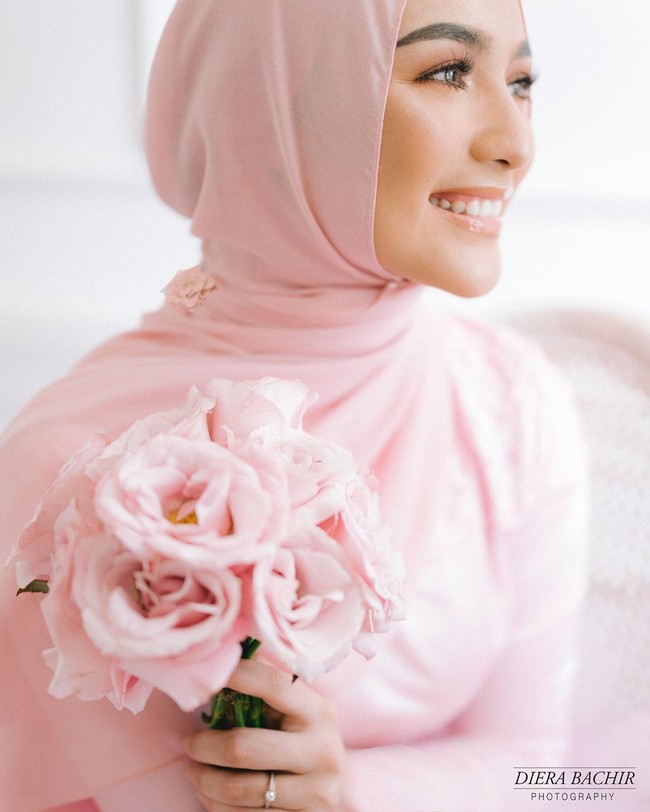 Ia menerapkan dress berlapis tulle warna pink muda yang ultrafeminin. Foto: Instagram