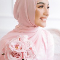 Ia menerapkan dress berlapis tulle warna pink muda yang ultrafeminin. Foto: Instagram