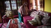 Menurut Dewi, kondisi homestay semakin memadai berkat adanya pasokan listrik dari PLN.