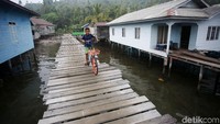 Sebelum adanya PLN, warga memperoleh listrik dari perusahaan daerah dengan menggunakan genset.