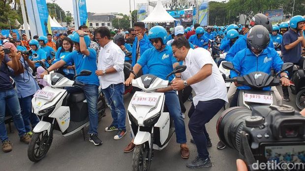 Naik Motor Listrik, Anies Ikut Konvoi Jakarta Langit Biru