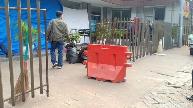 Begini Penampakan Apotek Senopati Usai Ditabrak Mobil Dini Hari Tadi